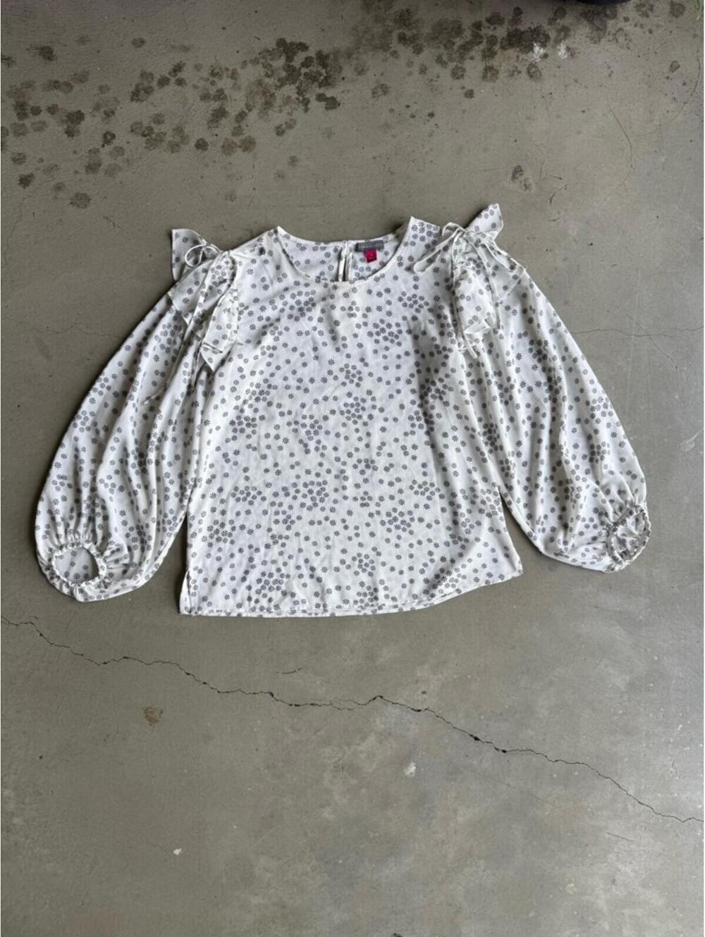 Vince Camuto / Floral Flutter Sleeve Blouse / White Black